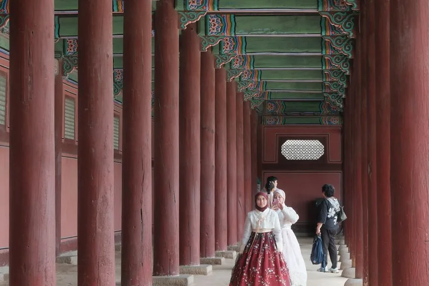 Visitors in hanbok at a Seoul palace